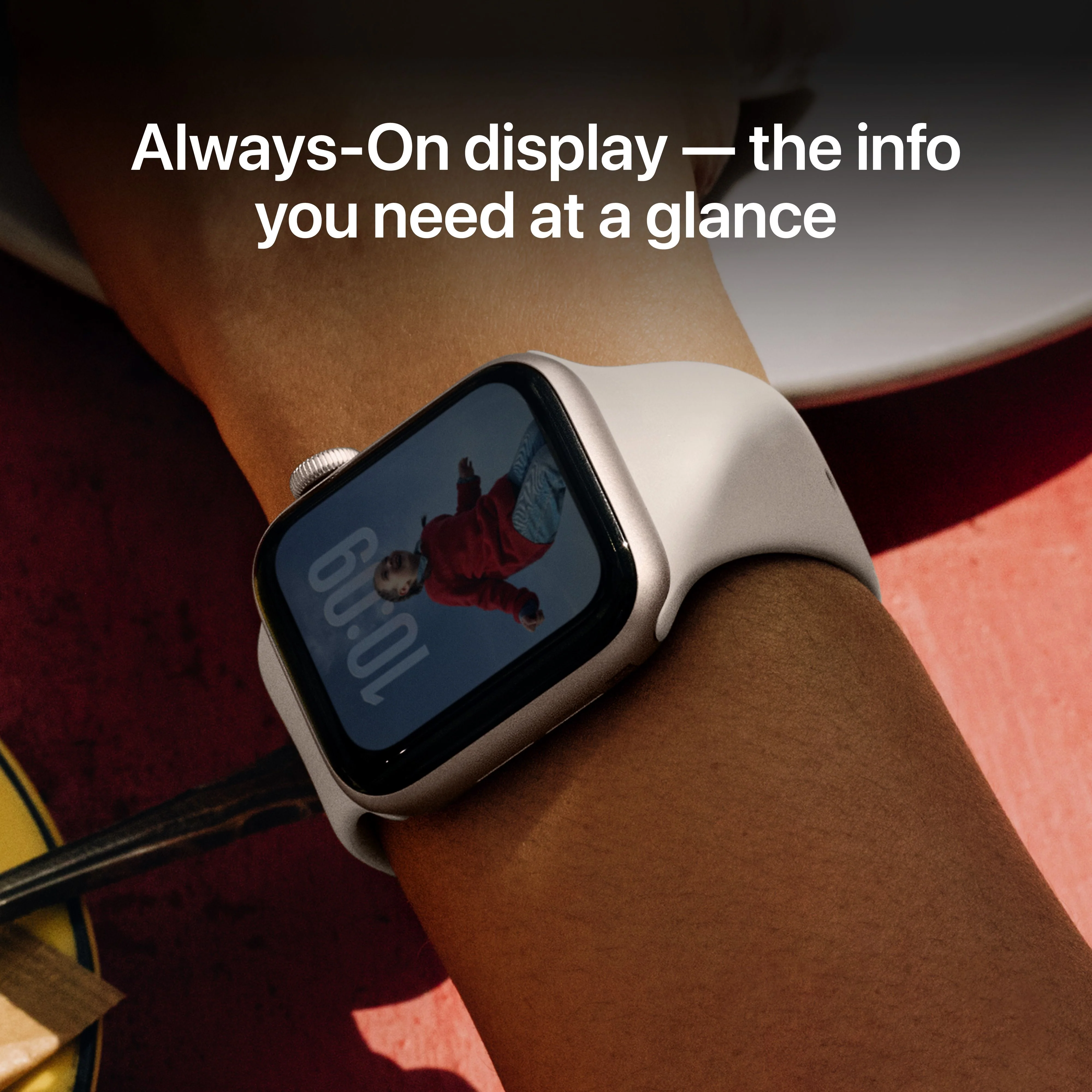 Apple Watch SE 3 GPS + Cellular, Caixa em alumínio luz das estrelas de 44 mm com Bracelete desportiva luz das estrelas - M/L - Image 5