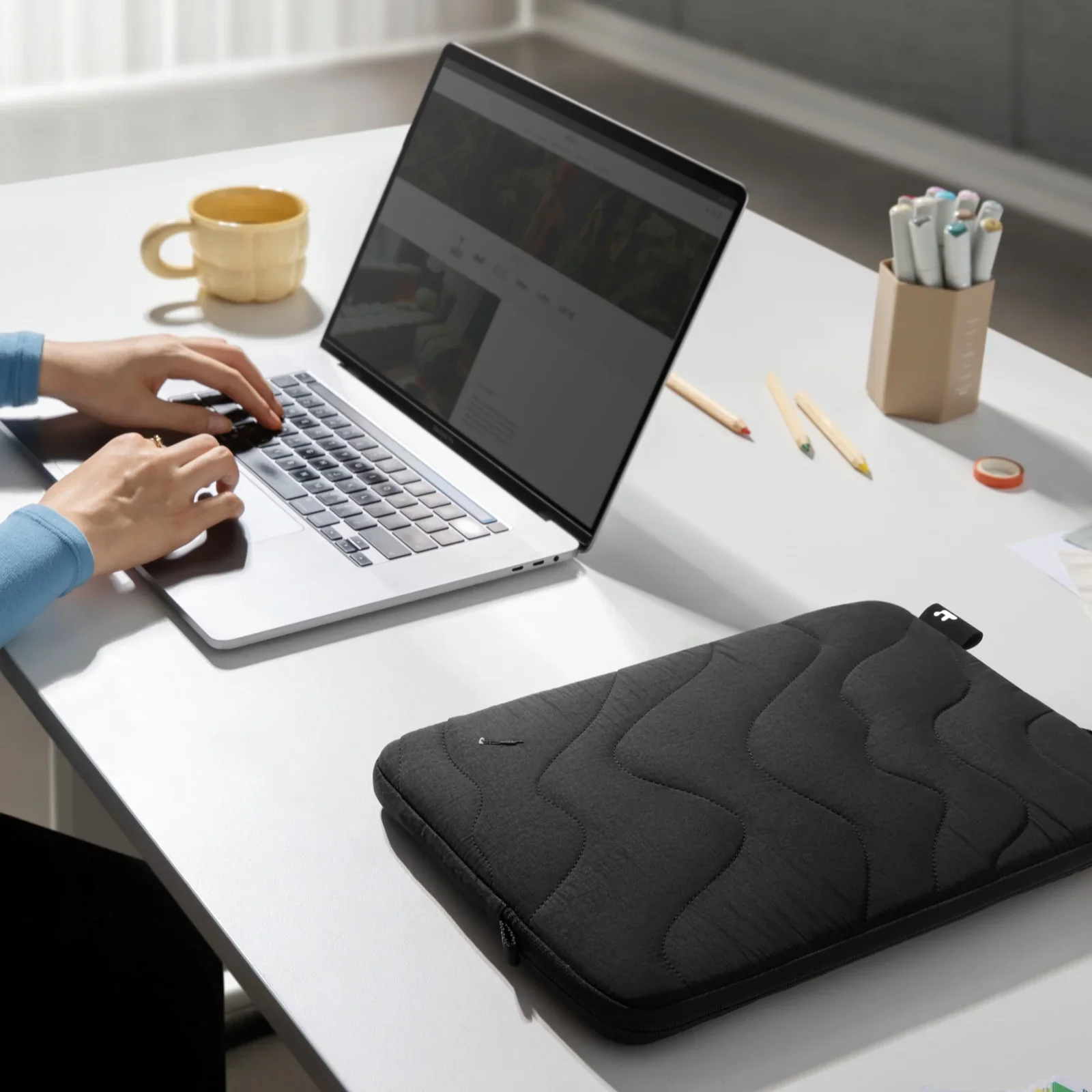 Sleeve Tomtoc Terra-A27 Puffy Laptop 15 Inch MacBook Lavascape - Image 11